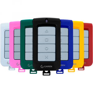 Conjunto de controles remotos Garen modelo TX Play, disponíveis em várias cores, incluindo preto, azul, vermelho, verde, amarelo, rosa e branco. Cada controle apresenta quatro botões cinza centralizados e design moderno com argola para fixação na parte inferior.