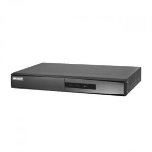 Gravador de vídeo em rede (NVR) Hikvision modelo DS7108NI-Q1/8P, com design retangular e acabamento preto fosco, painel frontal com botões e indicadores LED, e logotipo da Hikvision no canto esquerdo. Utilizado para monitoramento e armazenamento de imagens de segurança.