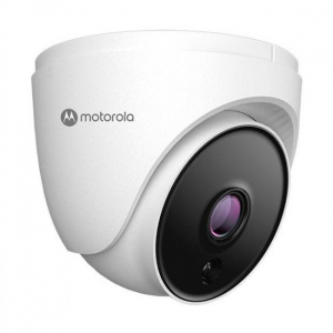 Imagem de uma câmera de segurança do tipo dome da marca Motorola. O corpo da câmera é branco com acabamento fosco, e a lente está centralizada em um painel circular preto. Acima da lente, está o logotipo da Motorola. Esta câmera é o modelo MTADP022603, com resolução 1080p, lente de 2,8 mm e alcance de 20 metros.
