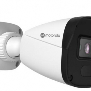 Câmera de segurança IP Bullet Motorola, com corpo branco e detalhes em preto, lente centralizada protegida por uma carcaça frontal preta, logotipo da Motorola visível na lateral, e suporte articulado para fixação na parede ou teto.