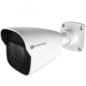 Câmera de segurança bullet Motorola com corpo metálico branco, design robusto e moderno, lente varifocal protegida por uma carcaça frontal preta, suporte ajustável para fixação e logotipo da Motorola visível na lateral.